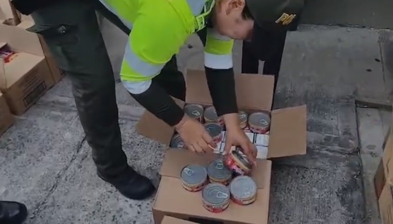 El hallazgo se hizo en un vehículo particular que cubría la ruta Nariño a Cali, movilizando aparentemente cajas de atún y costales de arroz.