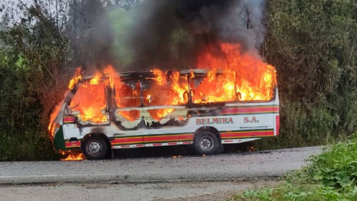 101 vehículos quemados dejó el paro armado del Clan del Golfo en Antioquia