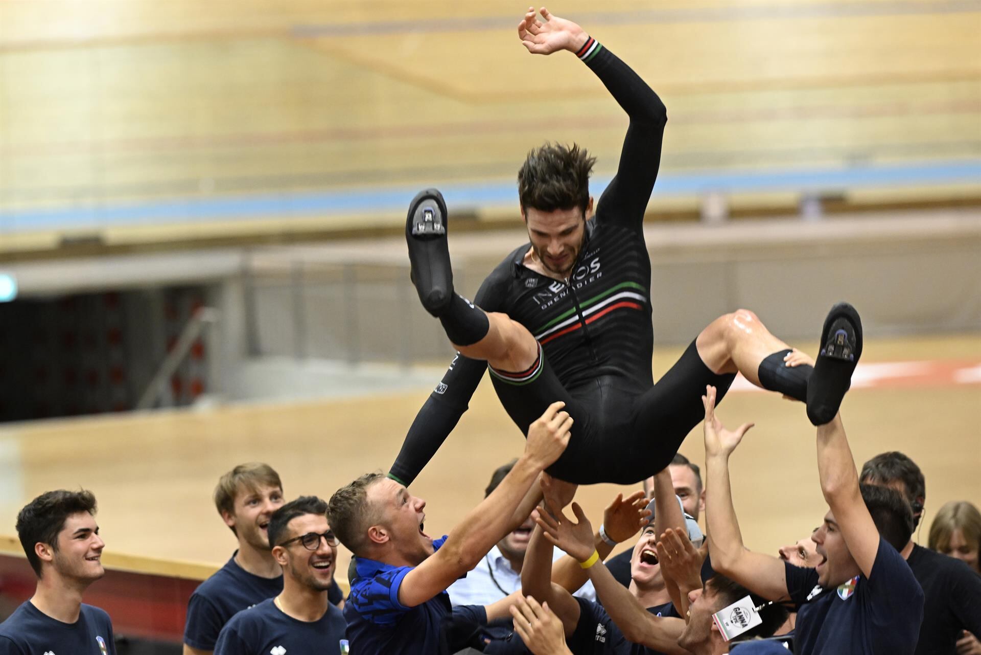 Filippo Ganna celebra tras lograr el récord de la hora en el Velódromo de Granges, en Suiza / Foto: EFE