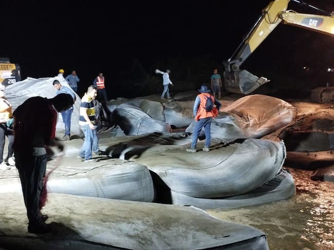 Gobernador Yamil Arana celebra el cierre del jarillón Caregato, en La Mojana