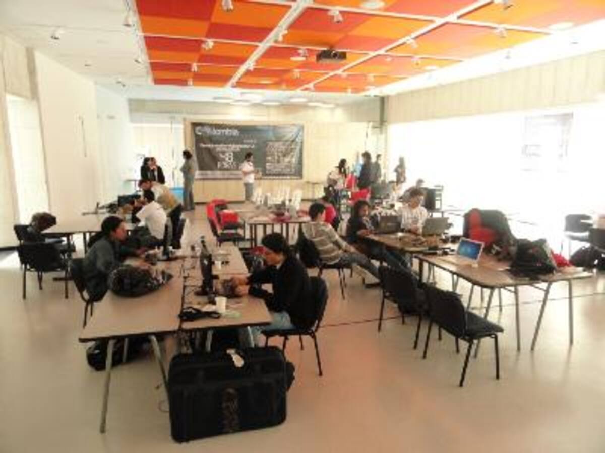 20 creativos y profesionales colombianos se dieron cita para diseñar un videojuego en 48 horas.