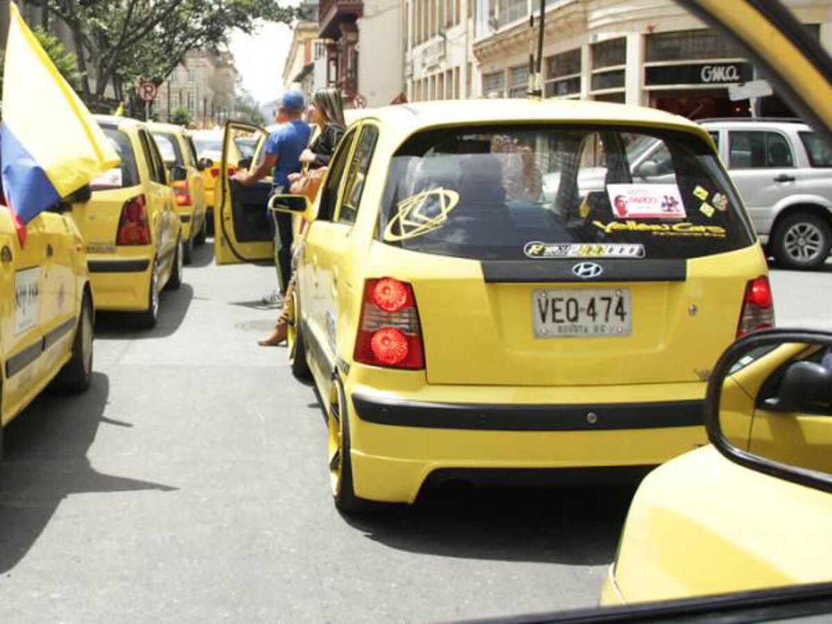 Taxistas en Bogotá rechazan posibilidad de levantar el pico y placa a esos vehículos