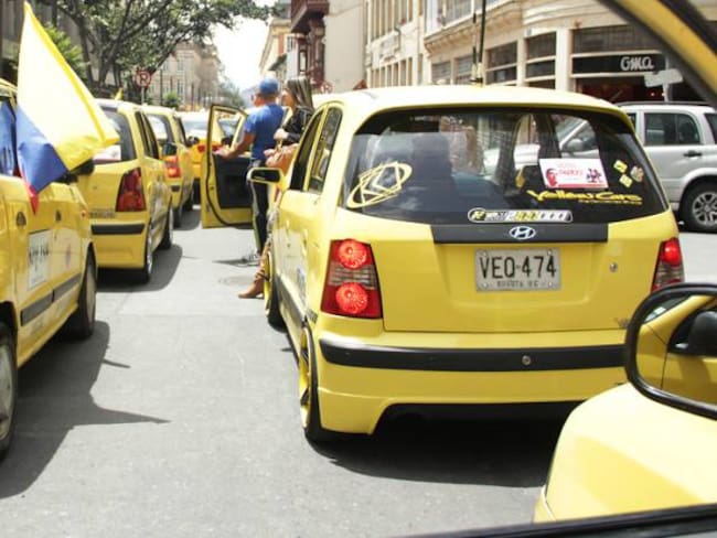 Taxistas en Bogotá rechazan posibilidad de levantar el pico y placa a esos vehículos