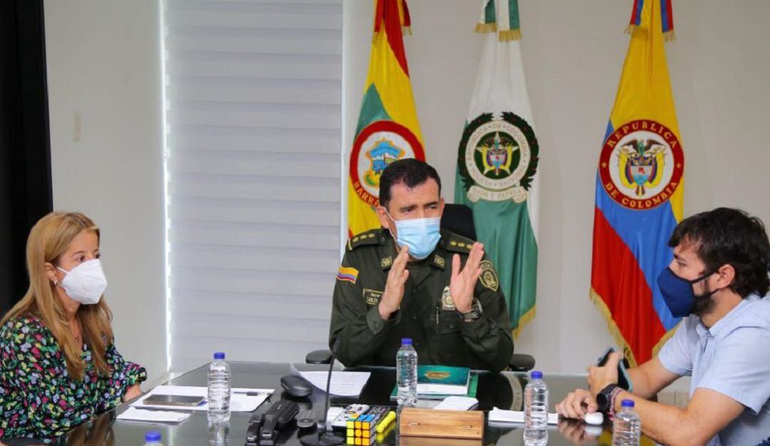 El director de Seguridad Ciudadana de la Policía general Carlos Rodríguez en la reunión con las autoridades locales.
