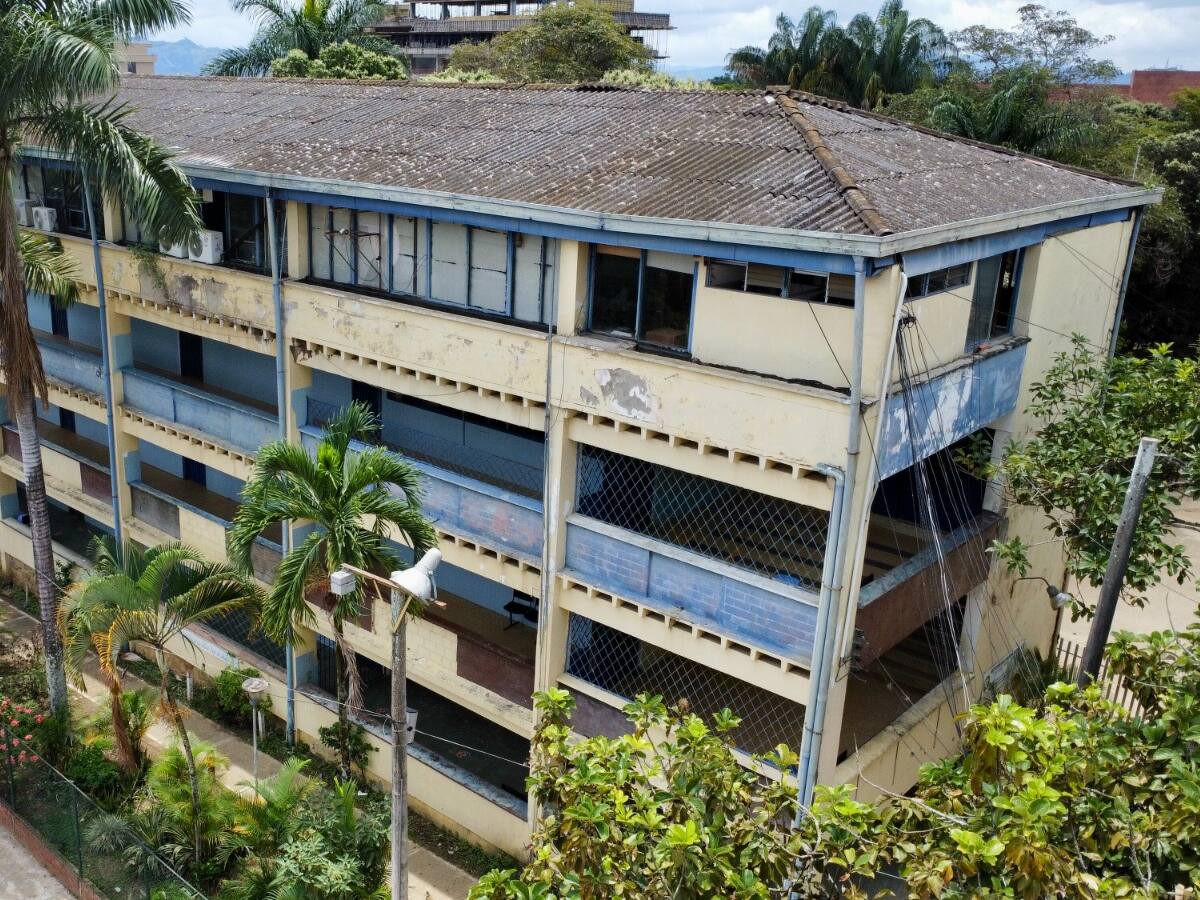 Johanna Luna, profesora del ITS denuncia mal estado del edificio Bucaramanga