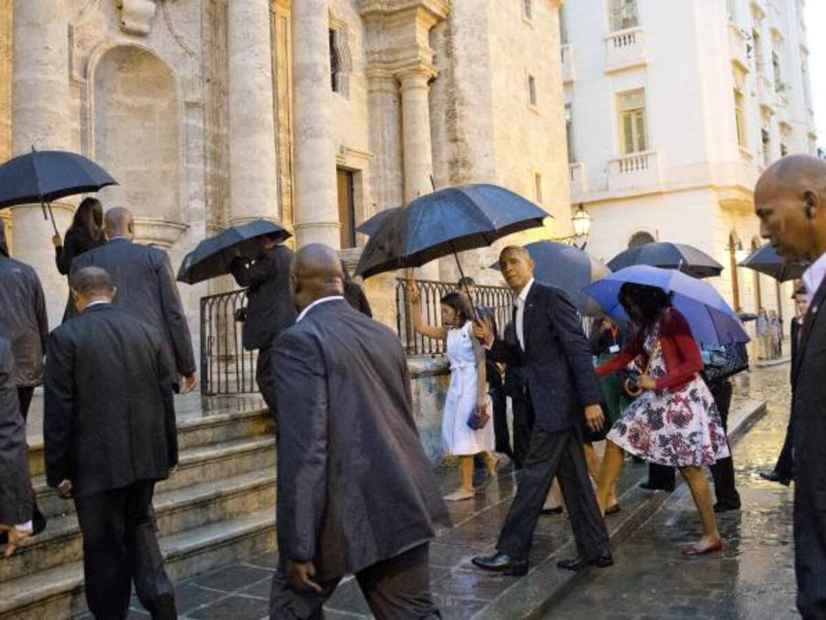 Obama y su familia pasean bajo la lluvia por La Habana Vieja