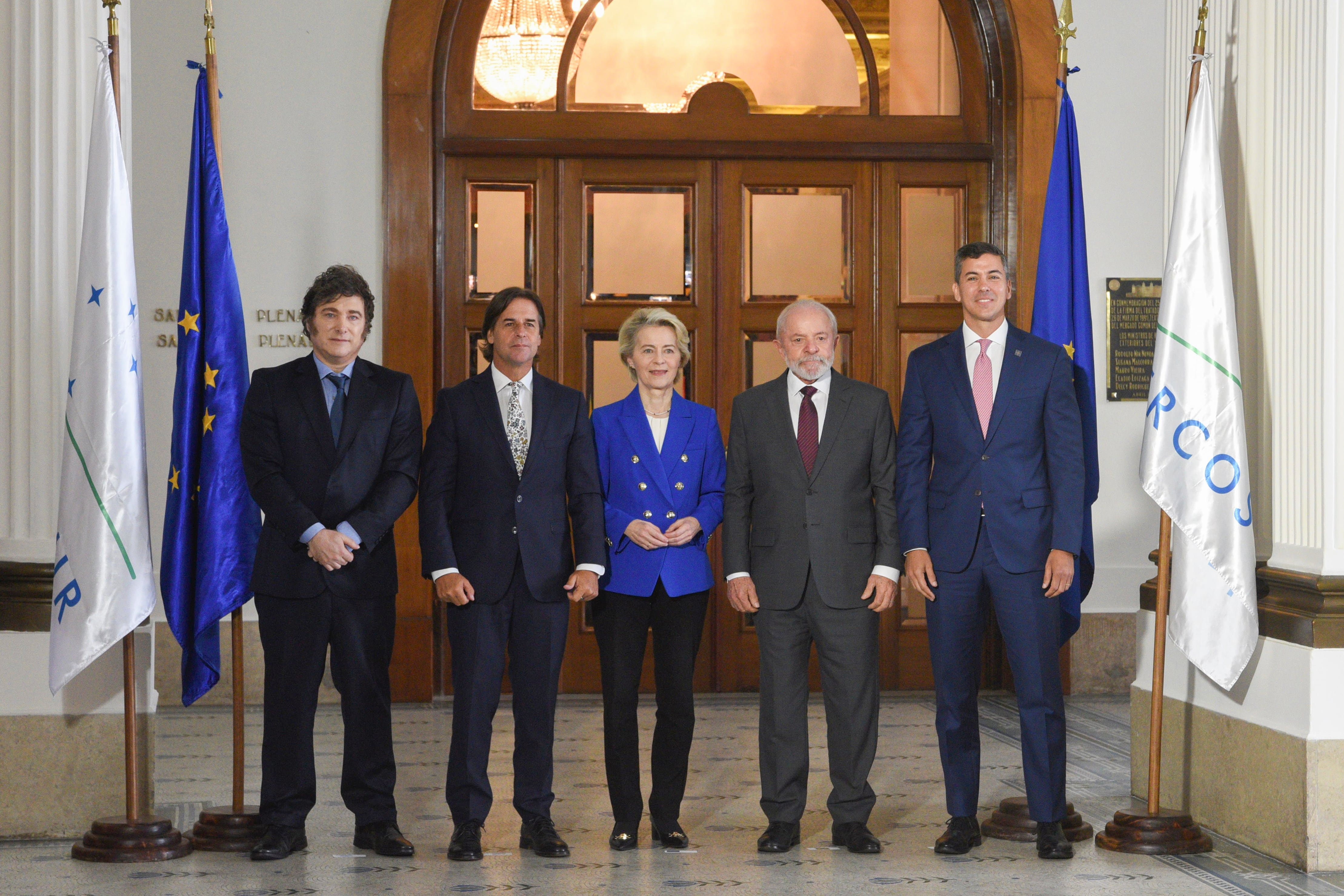 AME3706. MONTEVIDEO (URUGUAY), 06/12/2024.- Desde la izquierda, los presidentes de Argentina, Javier Milei; de Uruguay, Luis Lacalle Pou; la presidenta de la Comisión Europea, Ursula von der Leyen; y los presidentes de Brasil, Luiz Inácio Lula da Silva, y de Paraguay, Santiago Peña, posan en la sede del Mercosur este viernes, en Montevideo (Uruguay). La cumbre semestral de presidentes de los países del Mercosur, en la que Argentina recibirá la presidencia pro témpore del bloque y en la que se abordará el acuerdo con la UE, para lo cual se ha desplazado hasta Montevideo la presidenta de la Comisión Europea, Ursula von der Leyen. EFE/ Sofía Torres