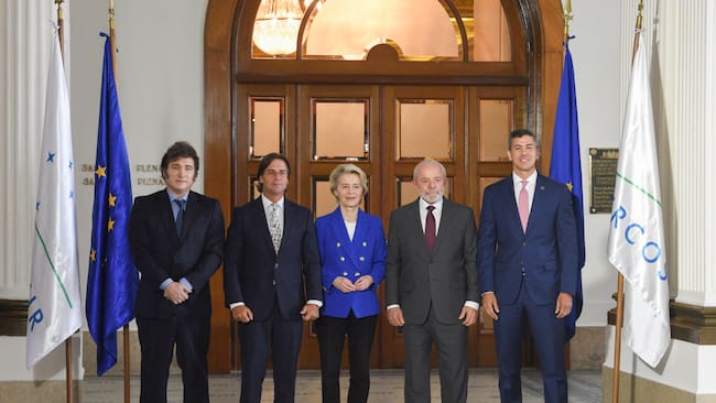 AME3706. MONTEVIDEO (URUGUAY), 06/12/2024.- Desde la izquierda, los presidentes de Argentina, Javier Milei; de Uruguay, Luis Lacalle Pou; la presidenta de la Comisión Europea, Ursula von der Leyen; y los presidentes de Brasil, Luiz Inácio Lula da Silva, y de Paraguay, Santiago Peña, posan en la sede del Mercosur este viernes, en Montevideo (Uruguay). La cumbre semestral de presidentes de los países del Mercosur, en la que Argentina recibirá la presidencia pro témpore del bloque y en la que se abordará el acuerdo con la UE, para lo cual se ha desplazado hasta Montevideo la presidenta de la Comisión Europea, Ursula von der Leyen. EFE/ Sofía Torres