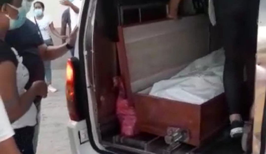 Momento en el que abren ataúd sin protocolos.