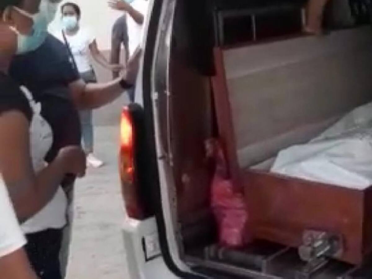 Entran a carro fúnebre y abren ataúd de víctima de COVID-19 en Barranquilla