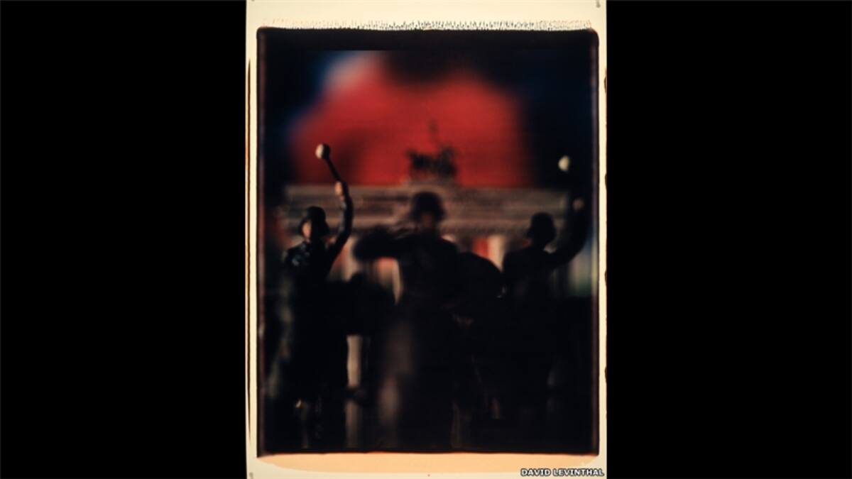 Las fotos de Levinthal son a menudo imágenes poco convencionales y convincentes que capturan la mirada. Sin embargo, en su trabajo también tiene un costado desafiante. En su crítica sobre la guerra utiliza tonos más oscuros, como en esta foto que integra la serie "Hitler marcha hacia el Este", la cual reúne escenas imaginarias del frente ruso en la Segunda Guerra Mundial.