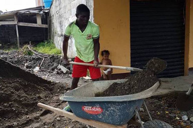 Yuberjén Martínez construyendo su casa en Urabá. 