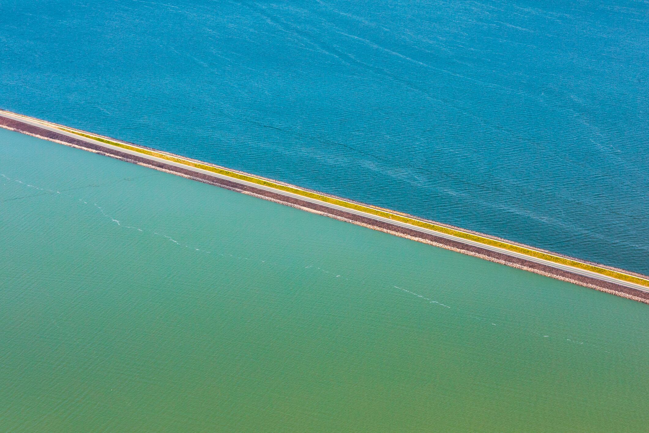 Imagen de referencia de un dique situado en medio de dos lagos de diferentes condiciones en Países Bajos. Foto: Getty Images.
