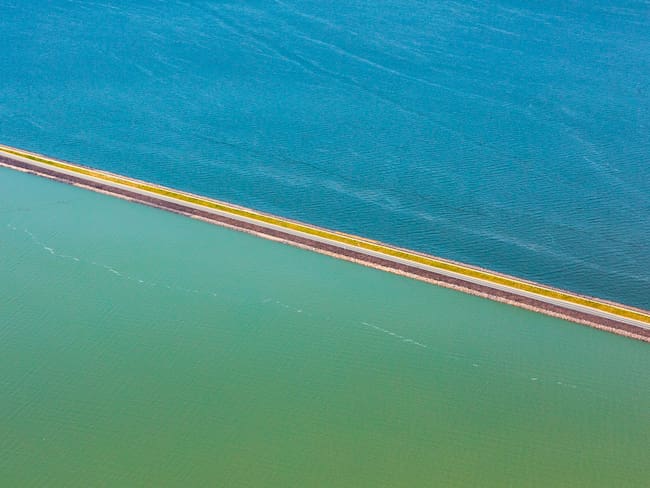 Imagen de referencia de un dique situado en medio de dos lagos de diferentes condiciones en Países Bajos. Foto: Getty Images.