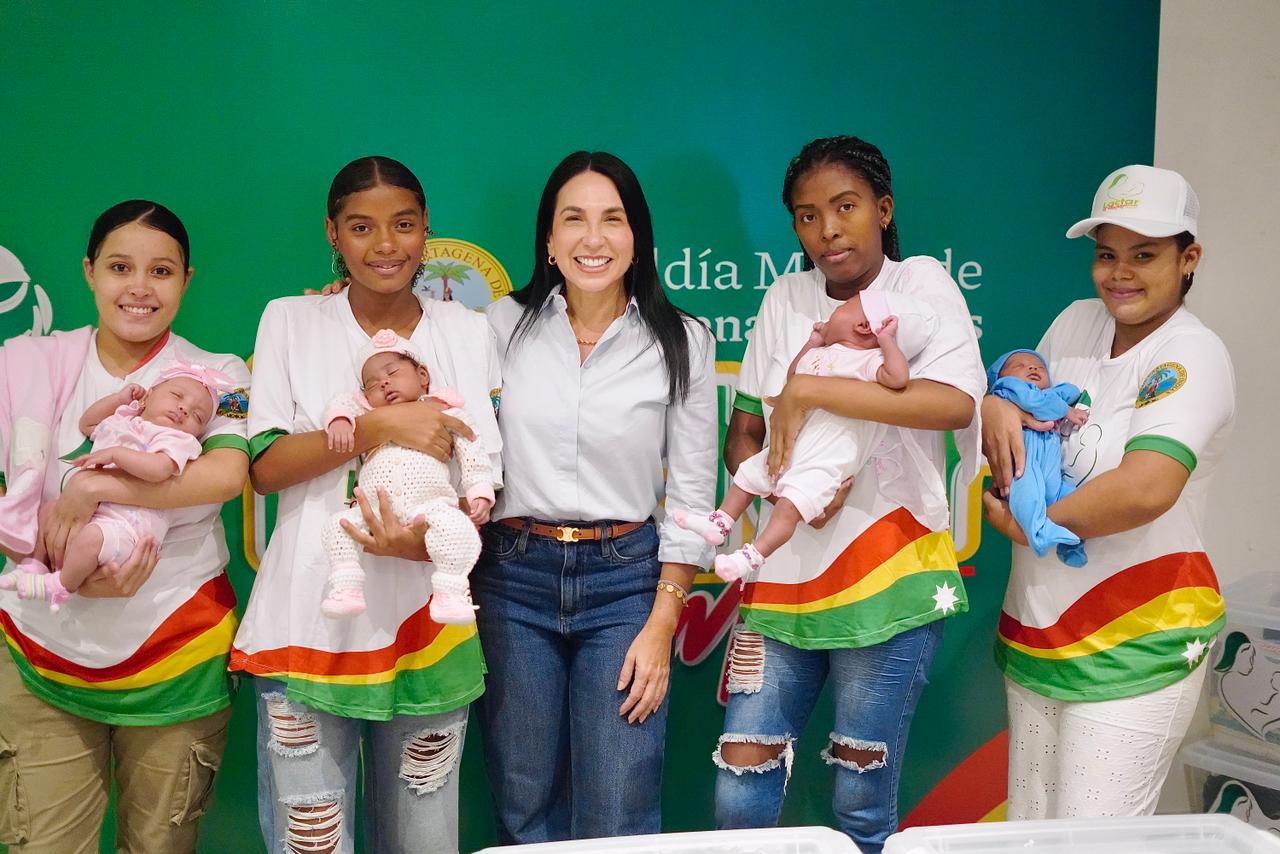 200 madres del Distrito reciben kits de cuidado para la llegada de sus bebés