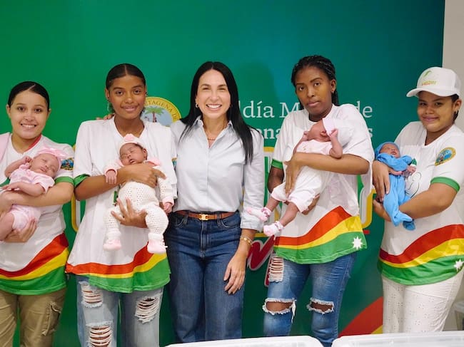 200 madres del Distrito reciben kits de cuidado para la llegada de sus bebés