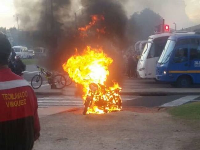 En la Av. Boyacá con calle 12 bomberos controlan incendio de una moto