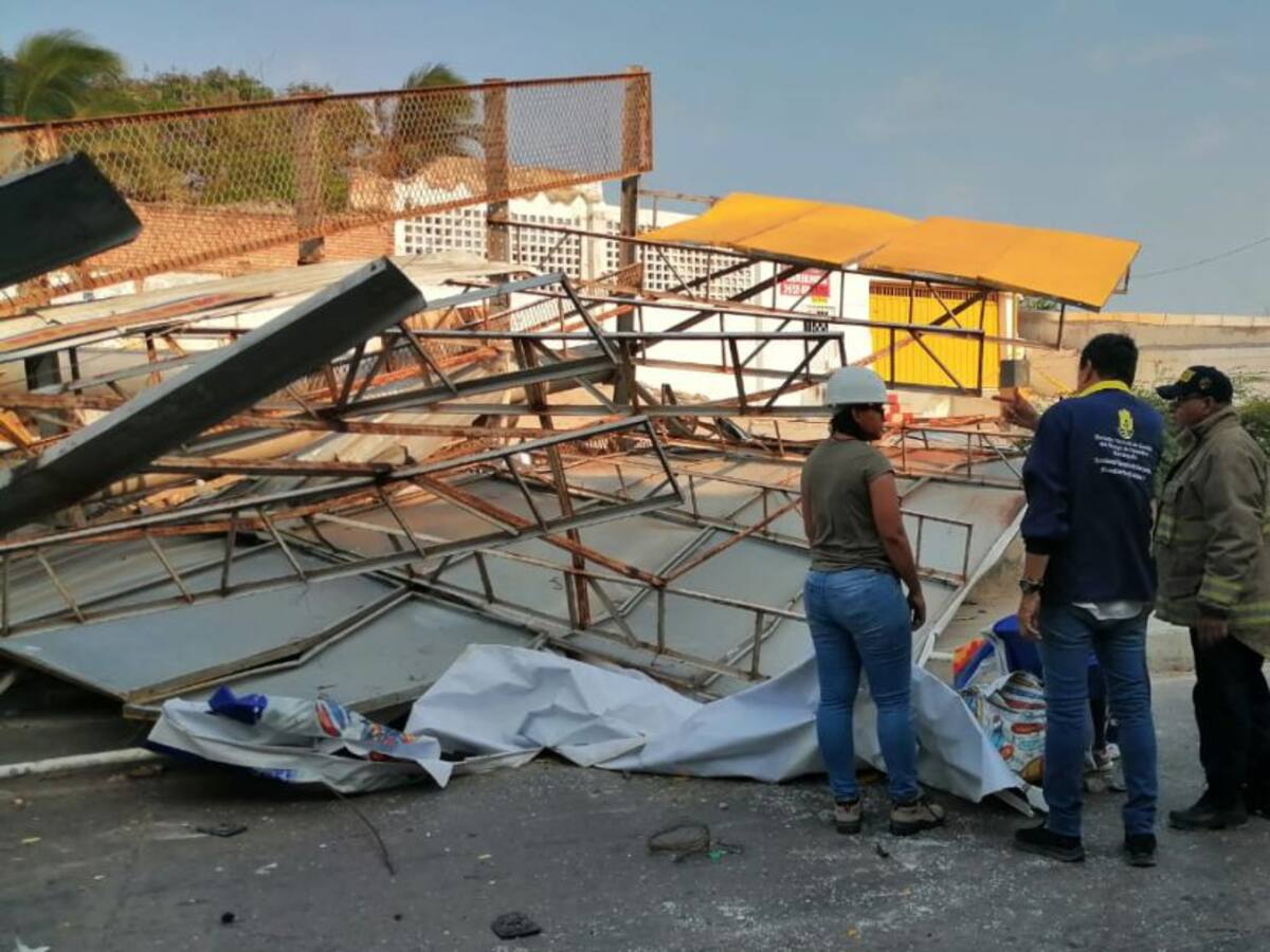 Una persona murió y tres vehículos resultaron afectados por caída de valla