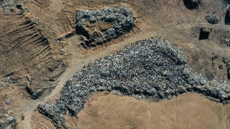 Así es la montaña de ropa que apareció en el desierto de Atacama y que se puede ver desde el espacio. Fotógrafo: Nicolás Vargas