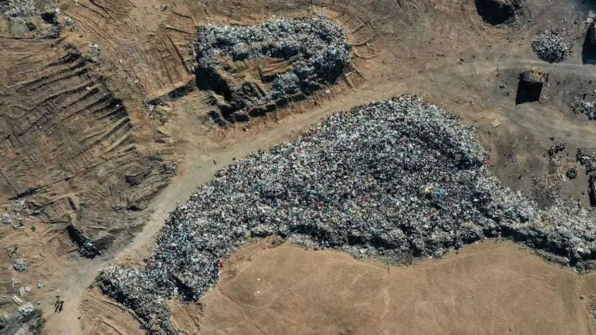 Así es la montaña de ropa que apareció en el desierto de Atacama y que se puede ver desde el espacio