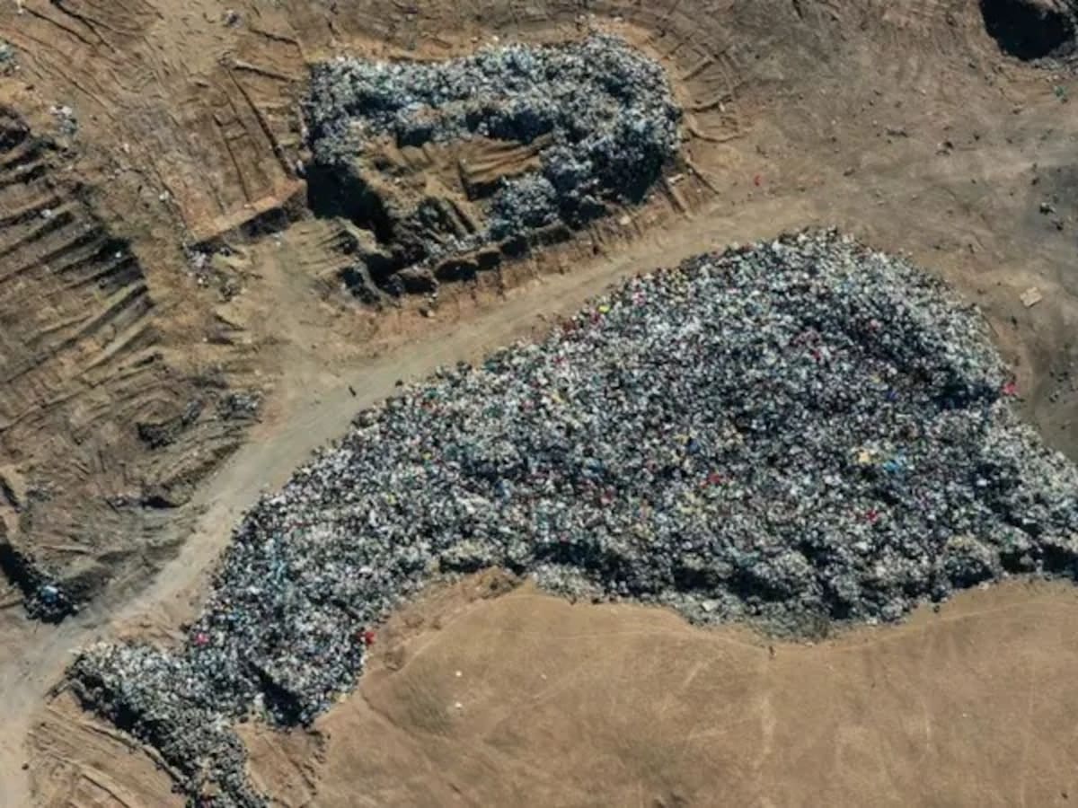 Así es la montaña de ropa que apareció en el desierto de Atacama y que se puede ver desde el espacio