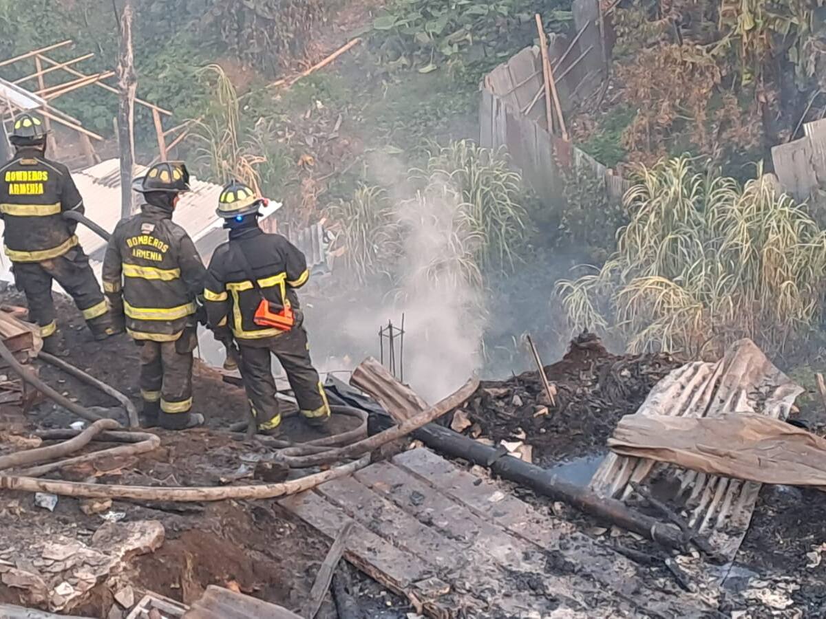 Por lo menos 50 viviendas consumidas por las llamas, deja voraz incendio en Armenia