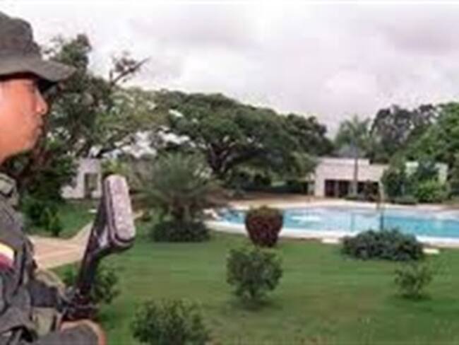 Ocupan propiedades de exgobernador vinculado con la mafia