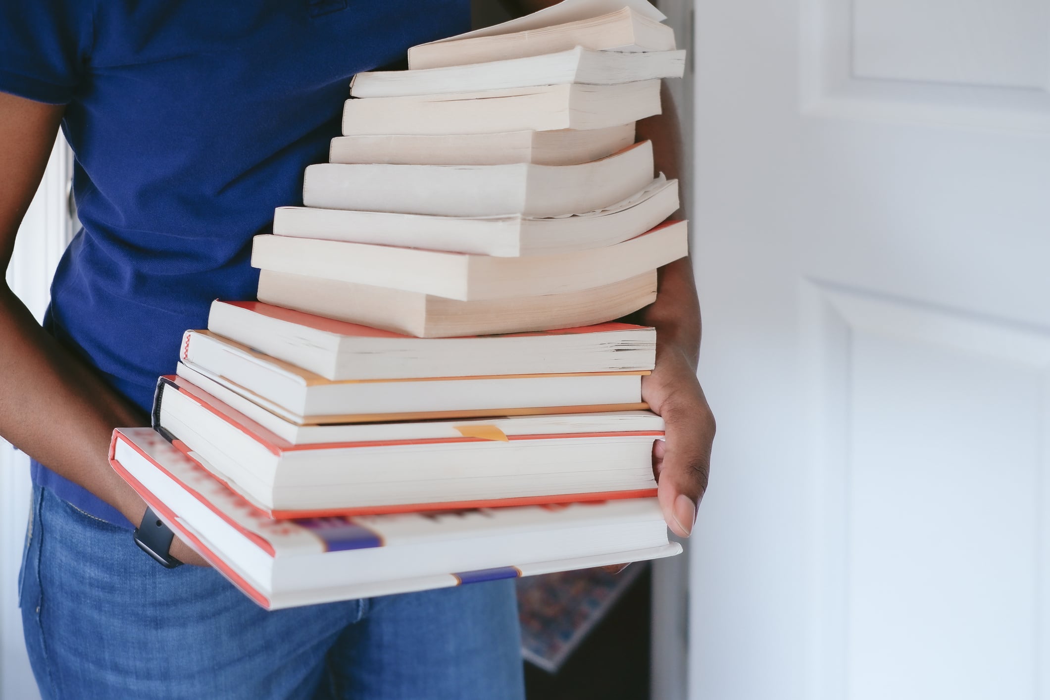 Imagen de referencia de donación de libros. Foto: Getty Images