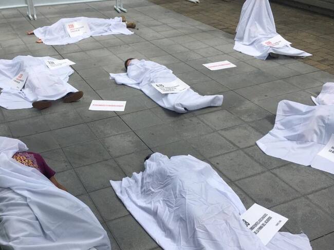 Con performance, ciudadanos protestan por muerte de líderes sociales