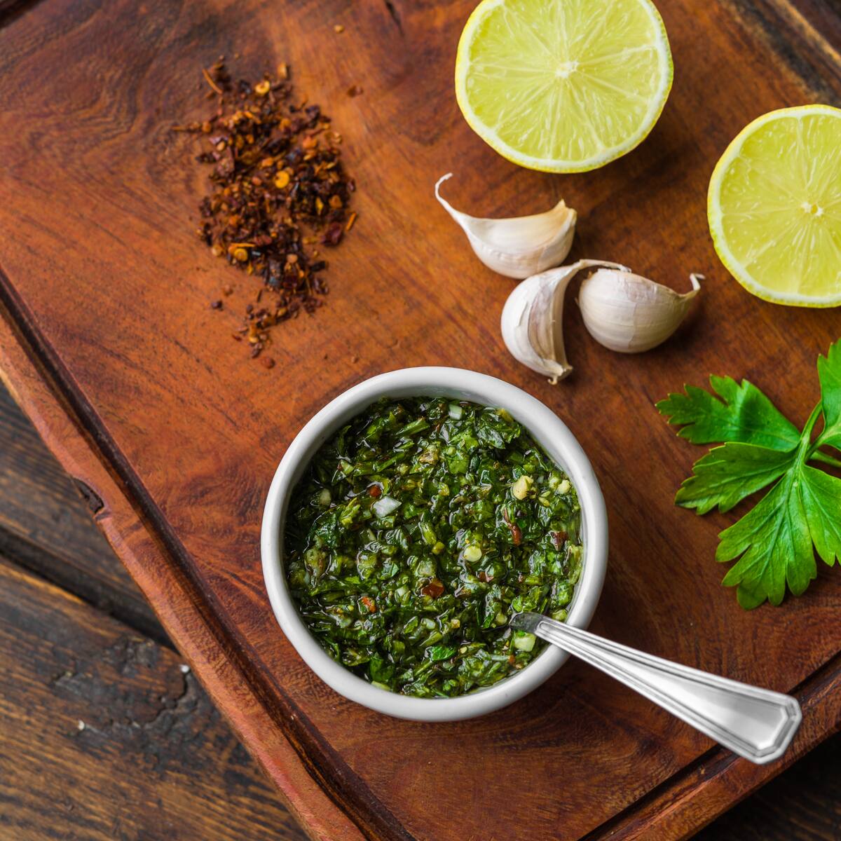 Receta para hacer chimichurri al estilo argentino y como chef: ingredientes y paso a paso