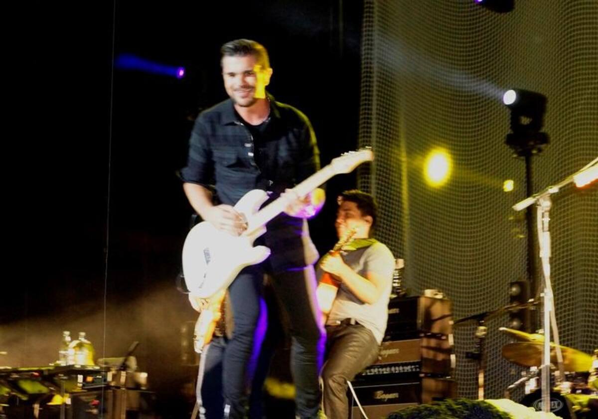 La sorpresa de la noche tuvo un toque muy loca: el artista Ángel Parra, de Tres y yo, acompañó a Juanes para cantar Campesina Santandereana.