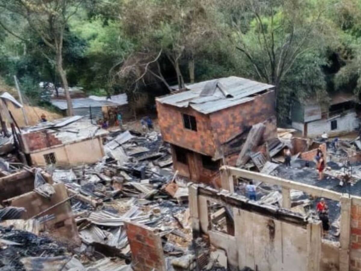 El 43% de los damnificados por el incendio en el 12 de octubre en Bucaramanga son menores de edad