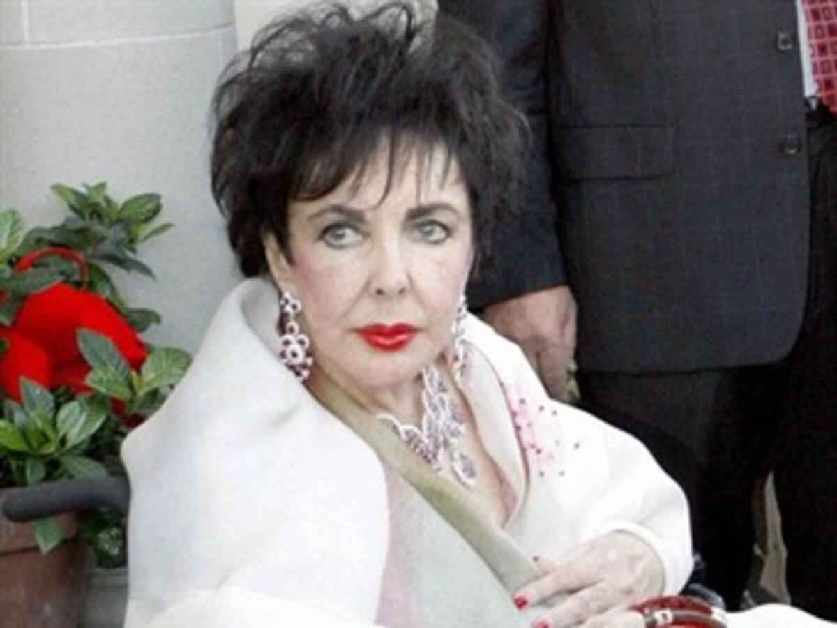 La actriz Elizabeth Taylor ingresa al hospital para una operación de corazón