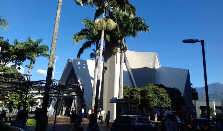 Facebook caracol radio Armenia 1150am línea whatsapp 3155681277