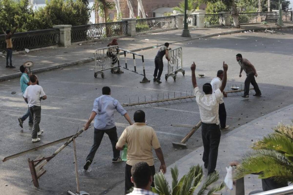 Los simpatizantes de los Hermanos Musulmanes y del depuesto presidente egipcio Mohamed Mursi se manifiestan en Nasr, El Cairo (Egipto),  los islamistas bautizarón  como "Viernes de la Ira". donde más de 30 personas murieron
