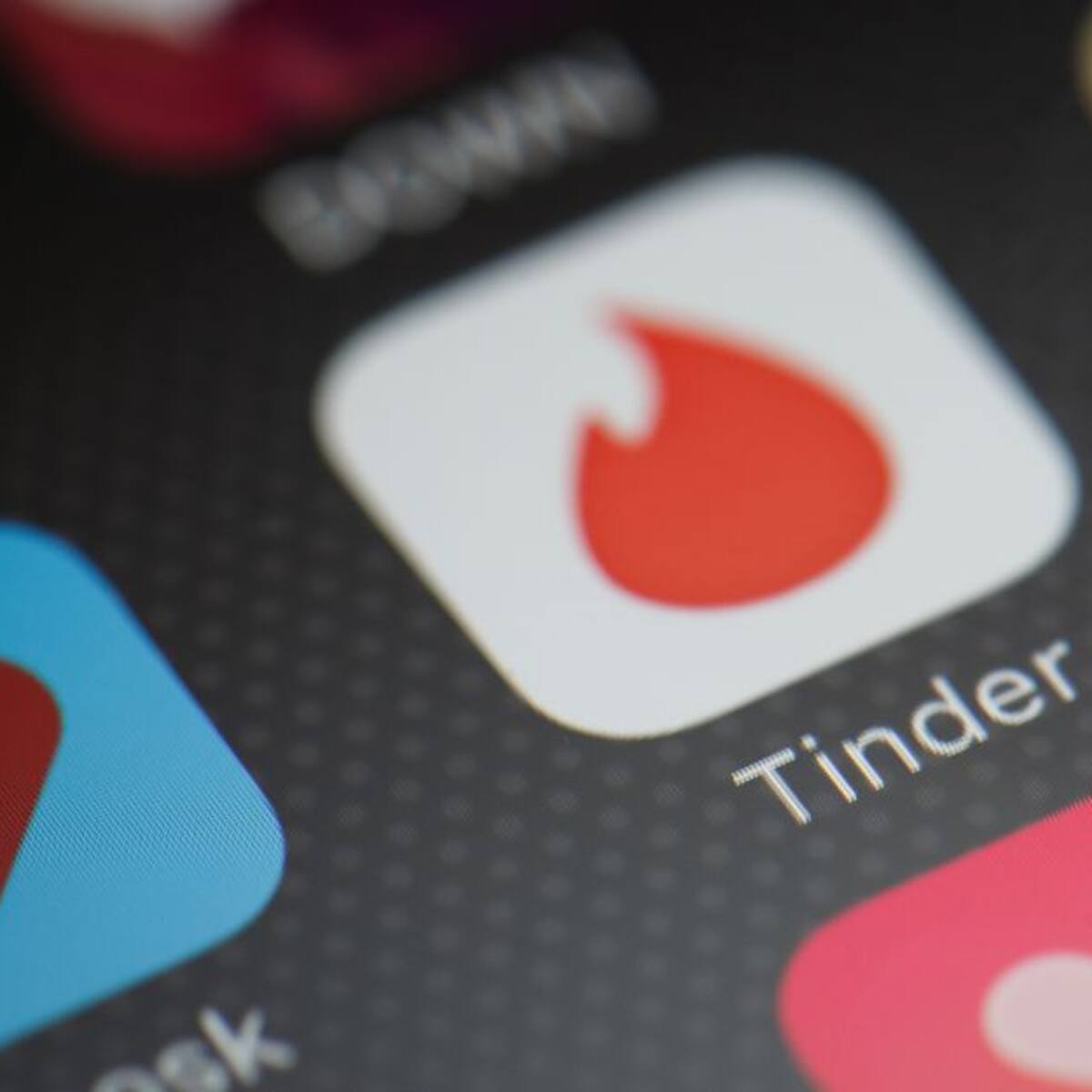 El peligro que esconden las citas virtuales para la salud de los hombres