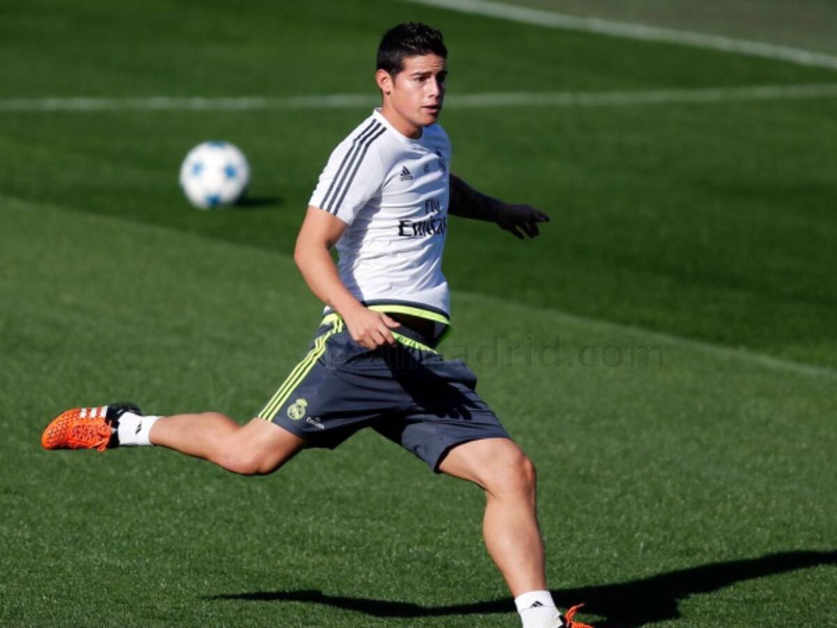 James se ejercitó sobre el césped en el entrenamiento del Real Madrid