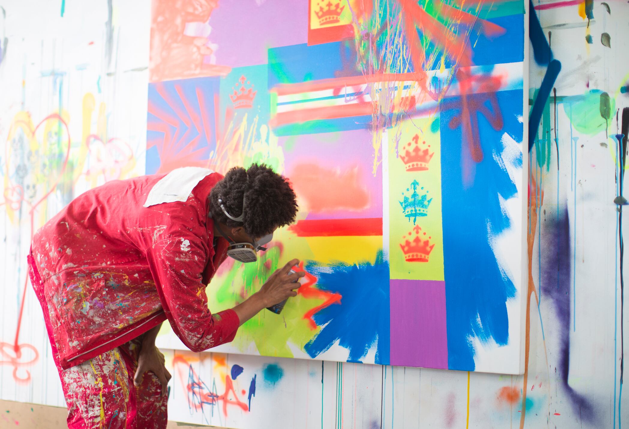 Imagen de referencia // persona realizando un graffiti