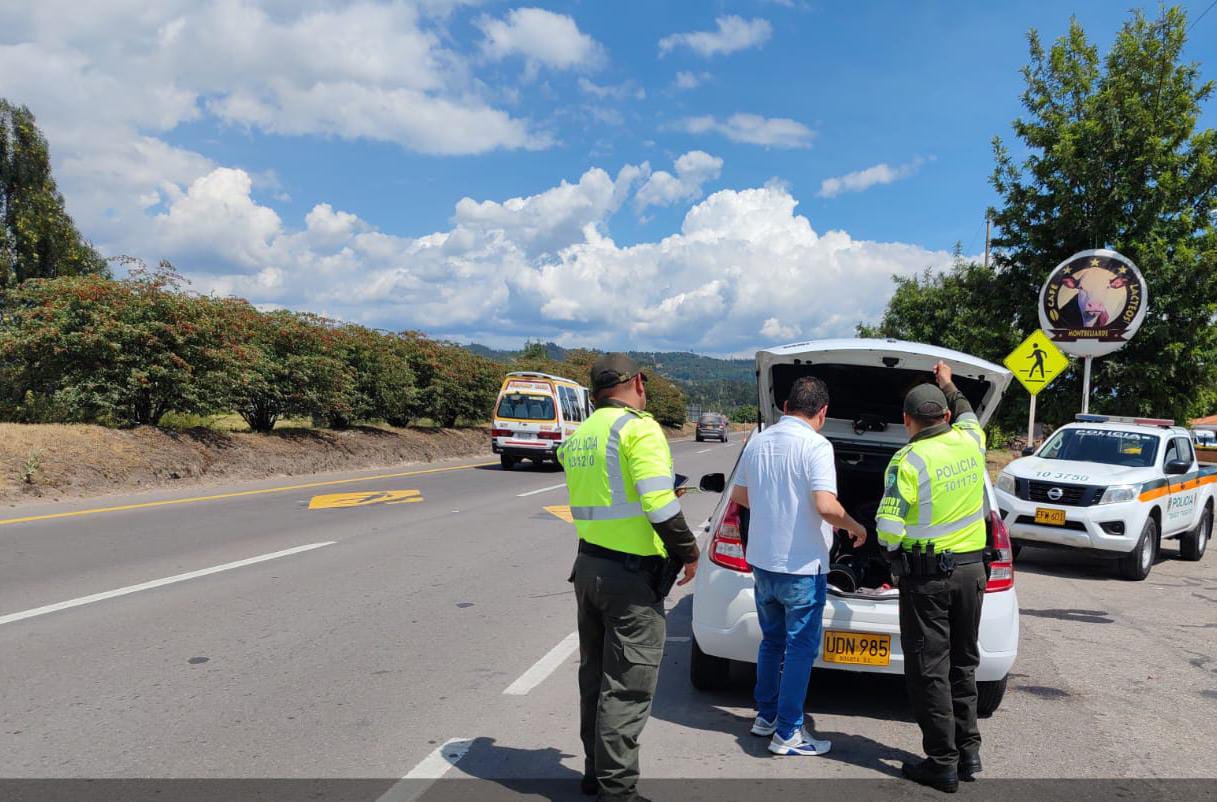 La policía dispuso más e 100 uniformados para los diferentes controles viales.