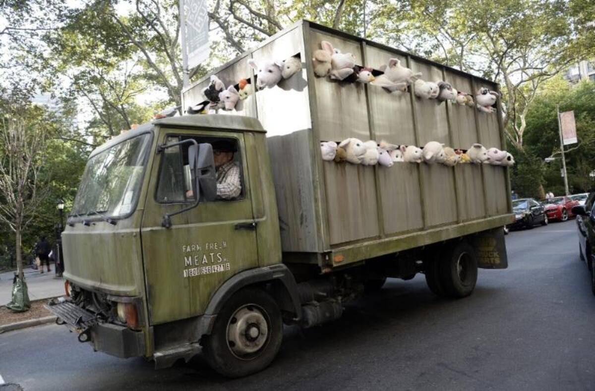Vista del montaje "Las sirenas de las ovejas",  creado por el grafitero británico Banksy en Manhattan, Nueva York (EEUU).