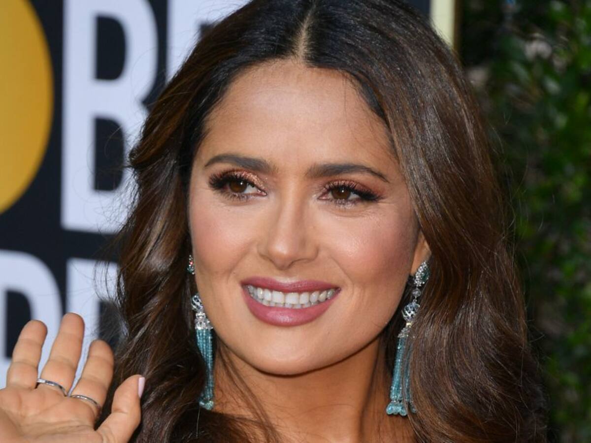 Salma Hayek impacta las redes con bikini rojo