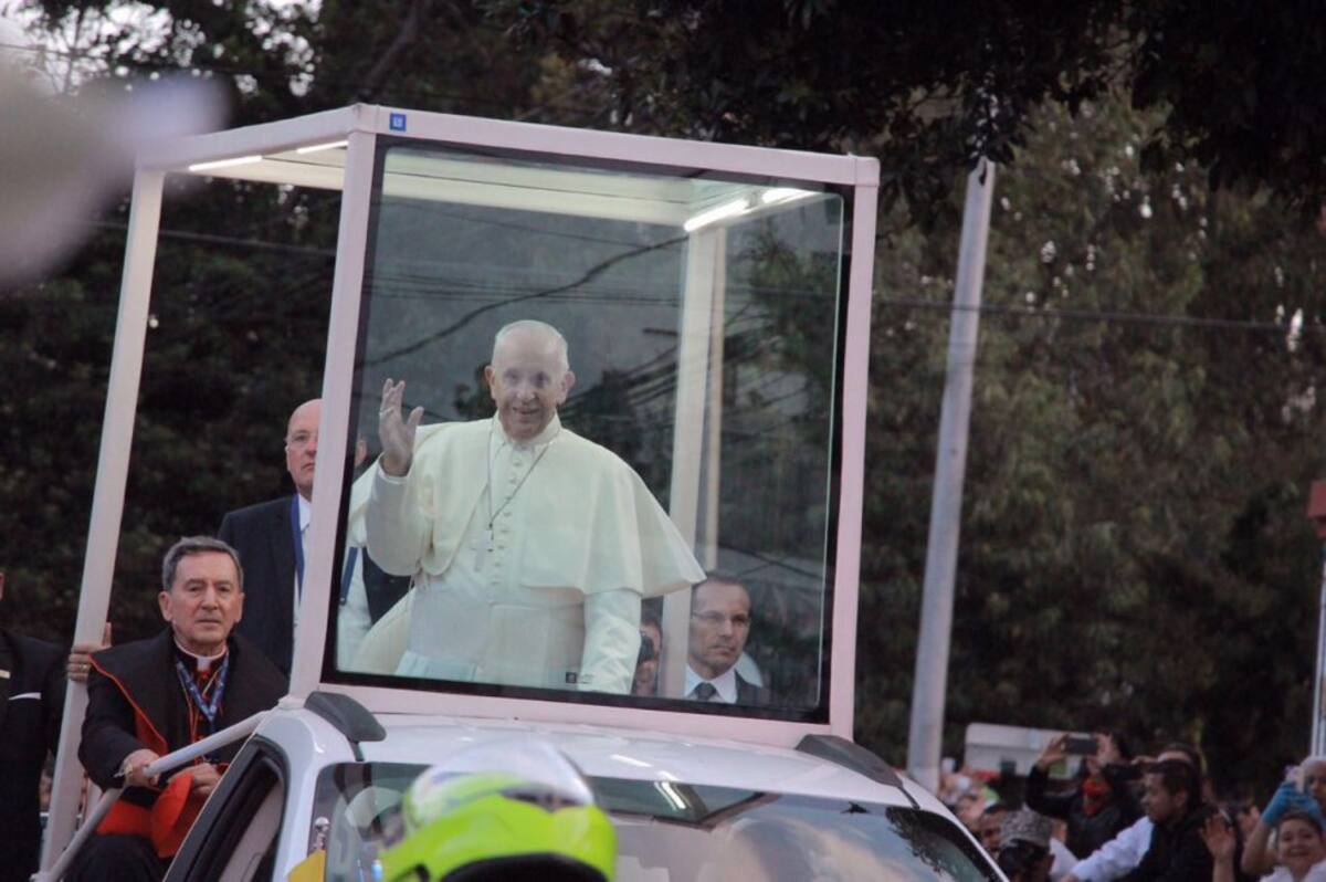 El sumo pontífice en el papamóvil por las calles de Bogotá