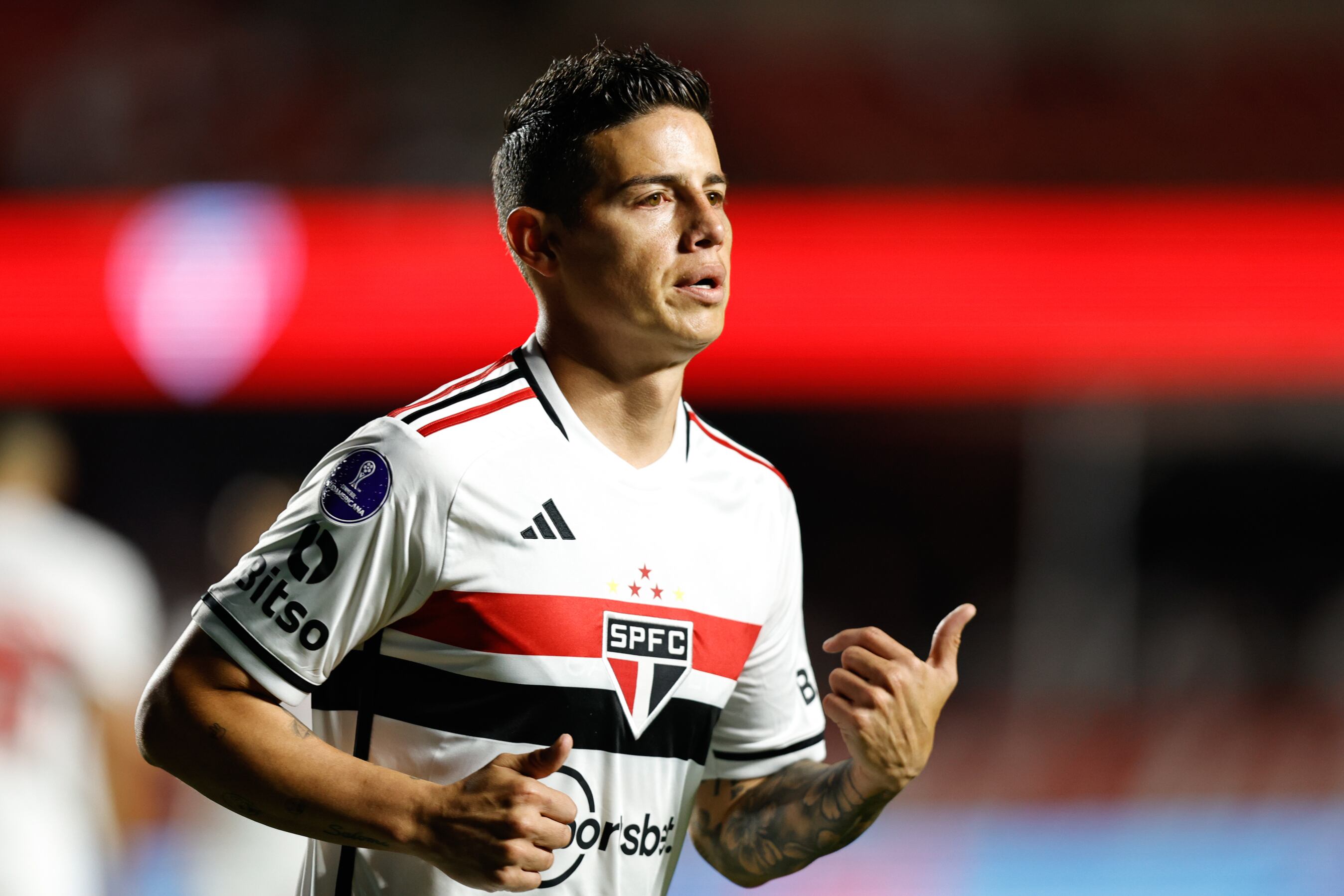 James Rodríguez de Sao Paulo hoy, en un partido de los cuartos de final de la Copa Sudamericana entre Sao Paulo y Liga de Quito en el estadio Morumbi en Sao Paulo (Brasil). EFE/ Isaac Fontana
