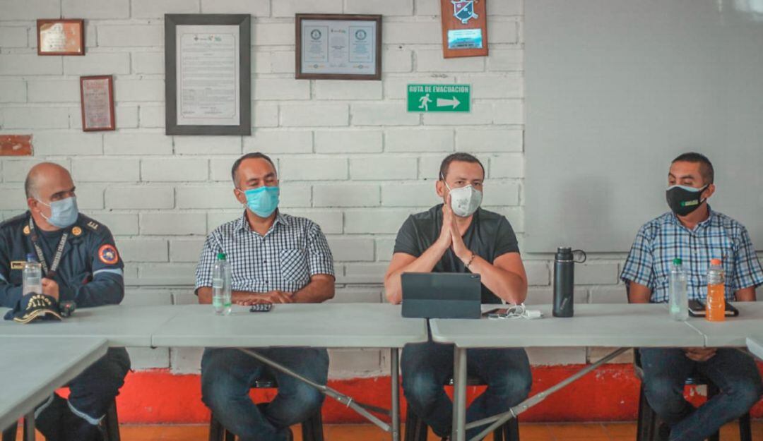 Gobernador de Caldas, en Puesto de Mando Unificado en Chinchiná