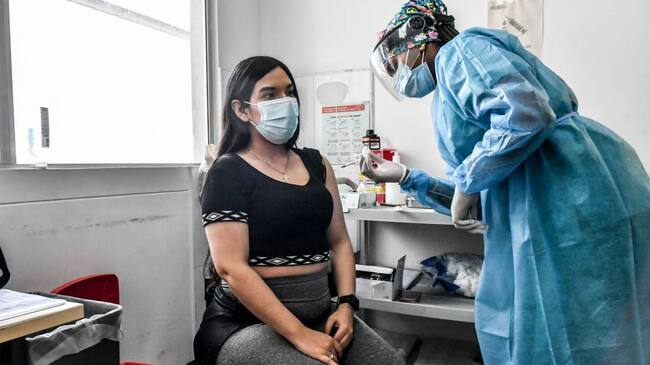 Aplicación de vacunas contra el coronavirus en Colombia. Foto: Getty