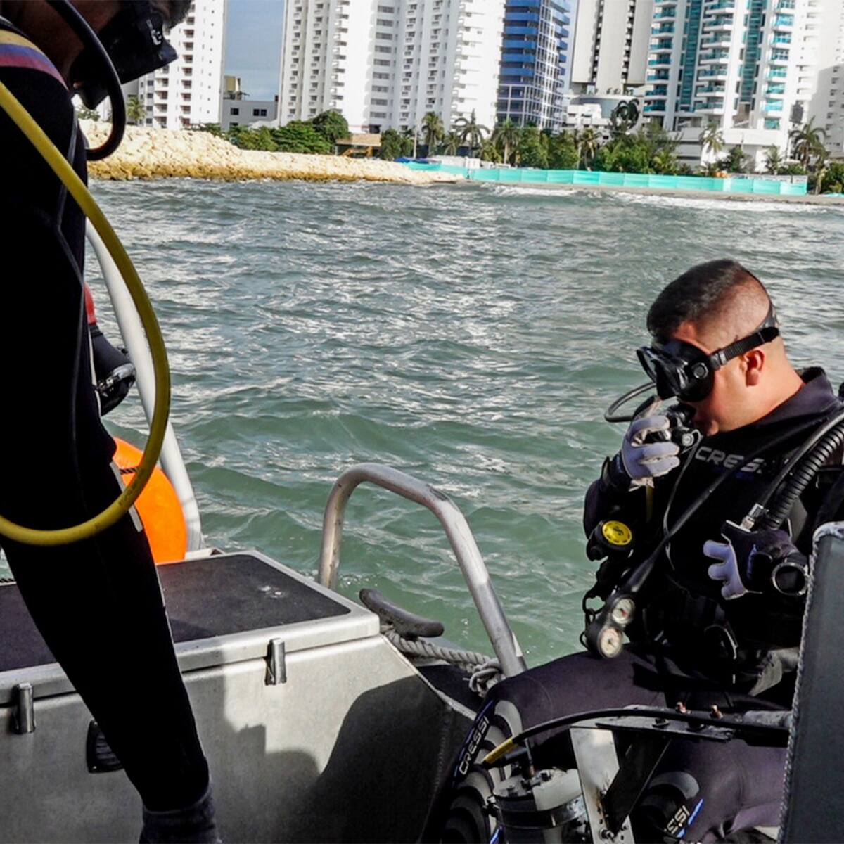 Buzos de la Armada realizan búsqueda de joven desaparecido en Playa 5