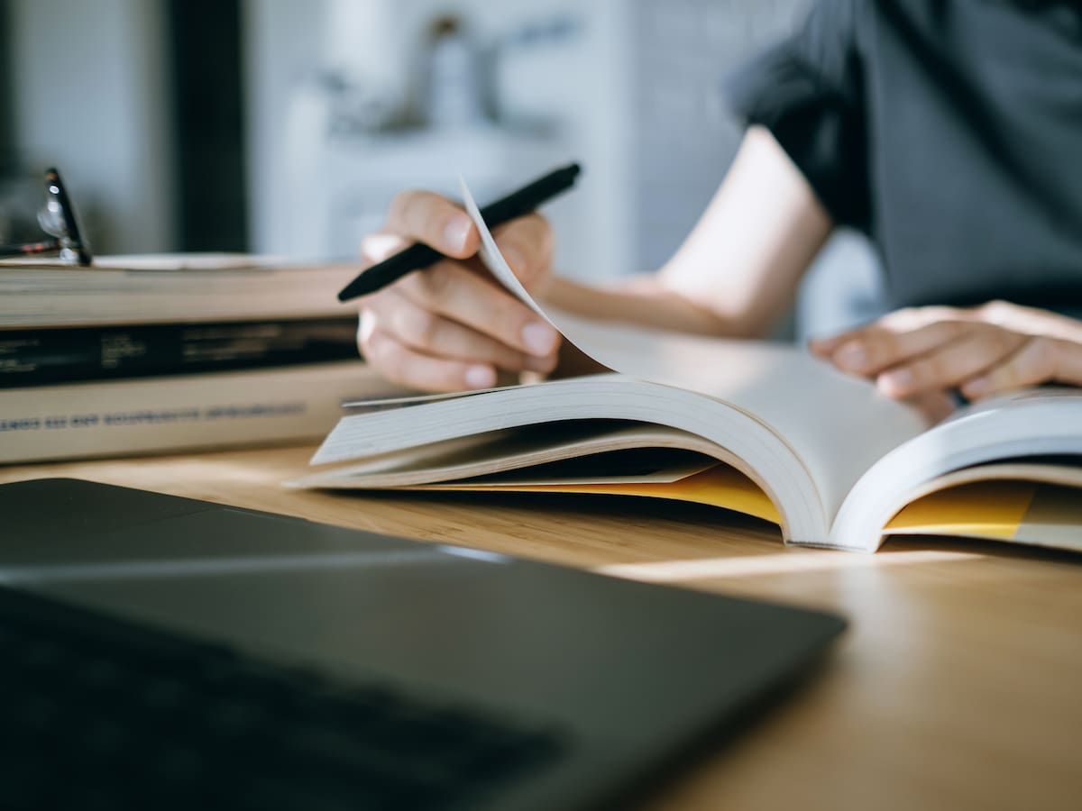 Qué instituciones otorgan becas completas para estudiar en Colombia