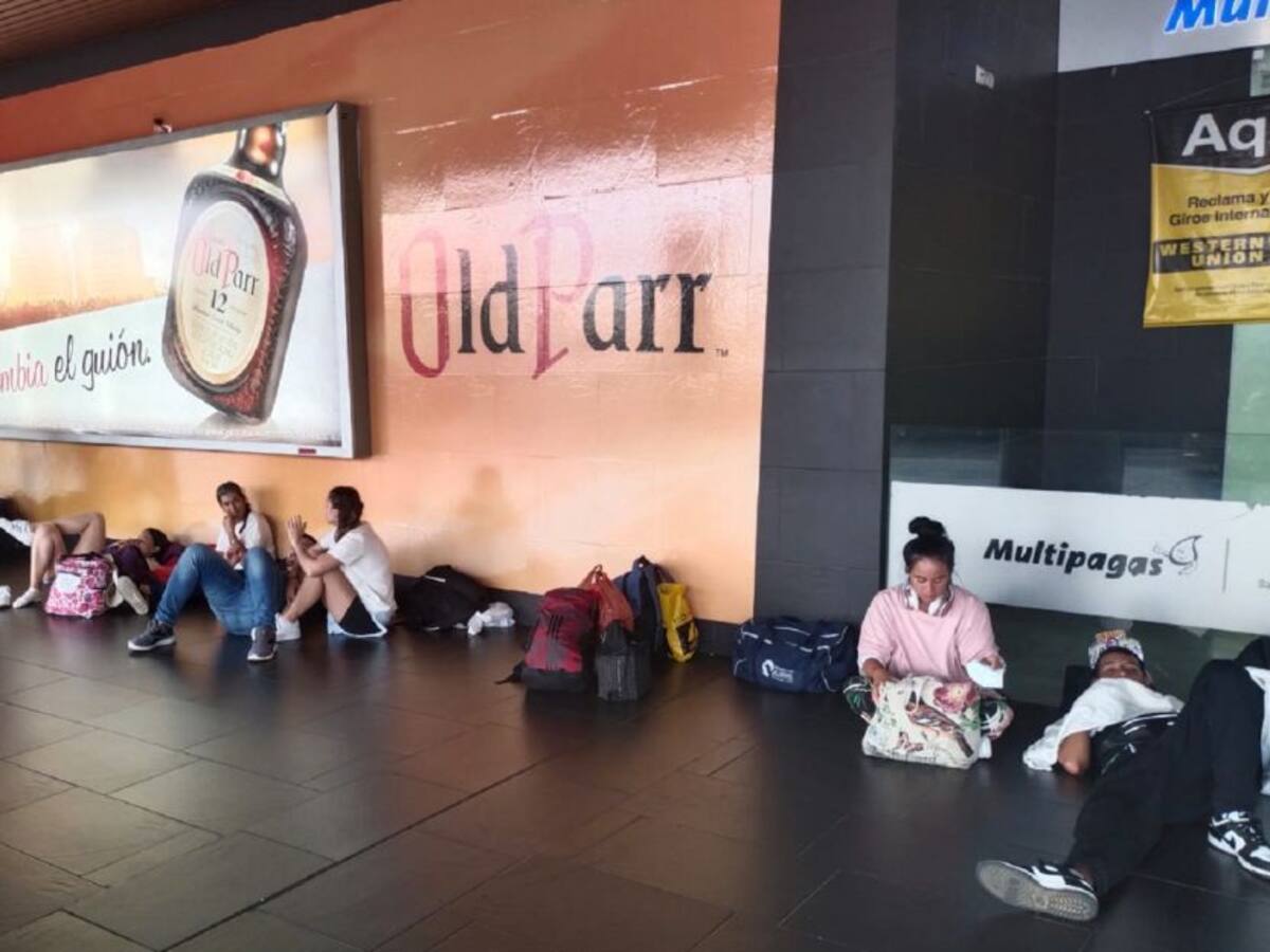 Pasajeros durmieron en el aeropuerto de Cartagena por vuelos retrasados