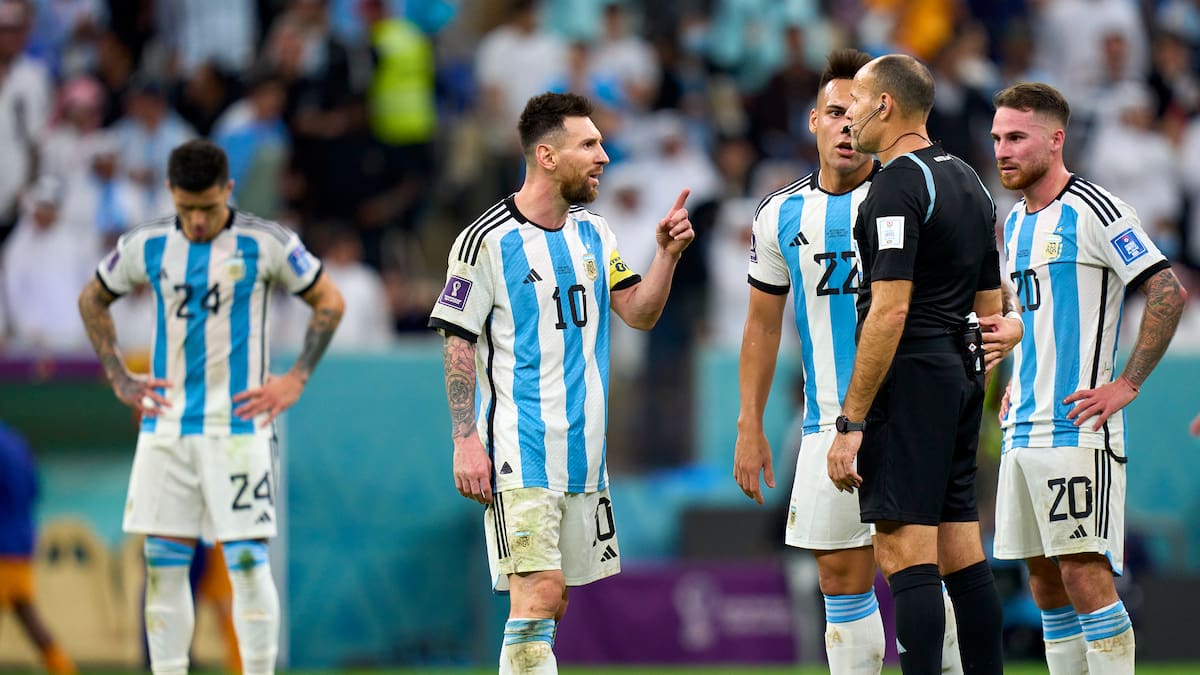 Lionel Messi estalló contra Mateu Lahoz y Louis Van Gaal tras la clasificación