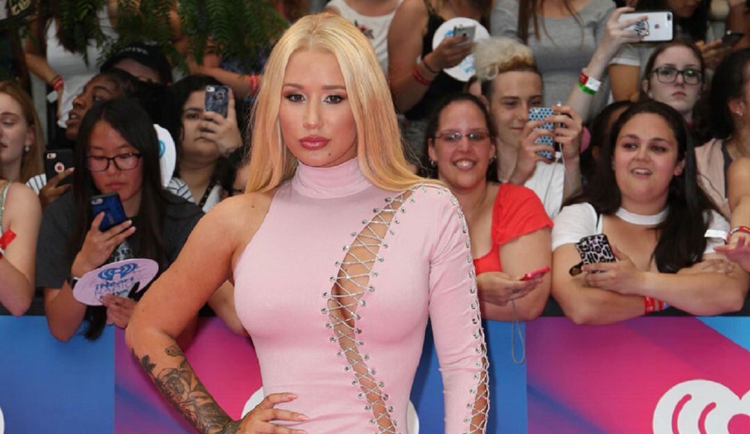 Iggy Azalea es criticada tras continuar un concierto con bailarina enferma